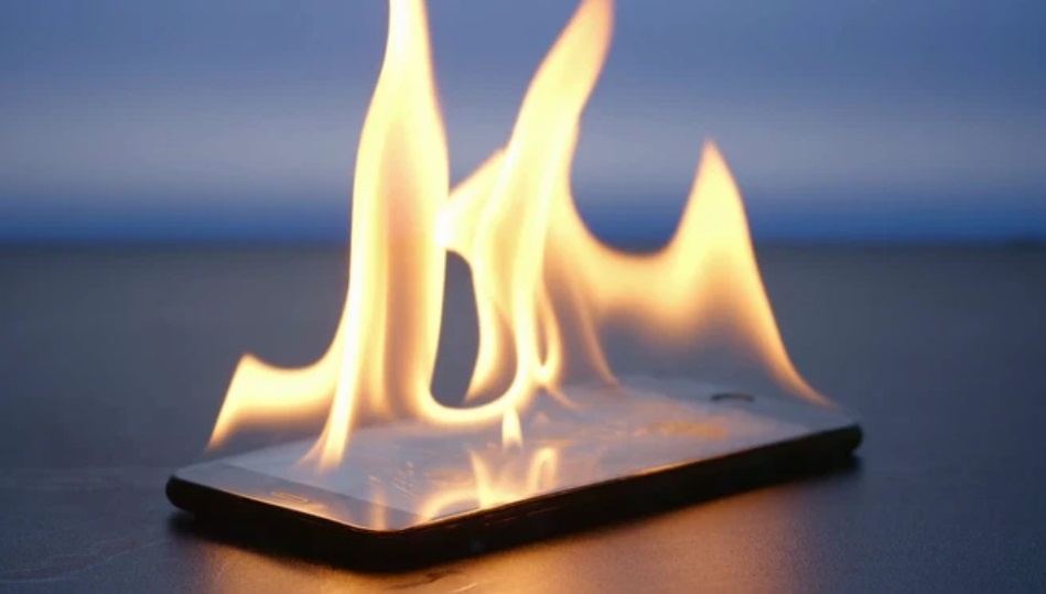 Toan than bi chay sem do dung dien thoai khi dang sac hinh anh