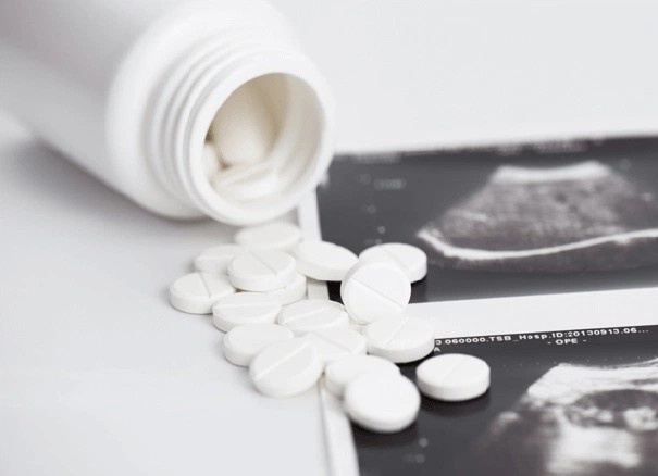 Nhung bien chung nguy hiem khi tu pha thai bang thuoc hinh anh