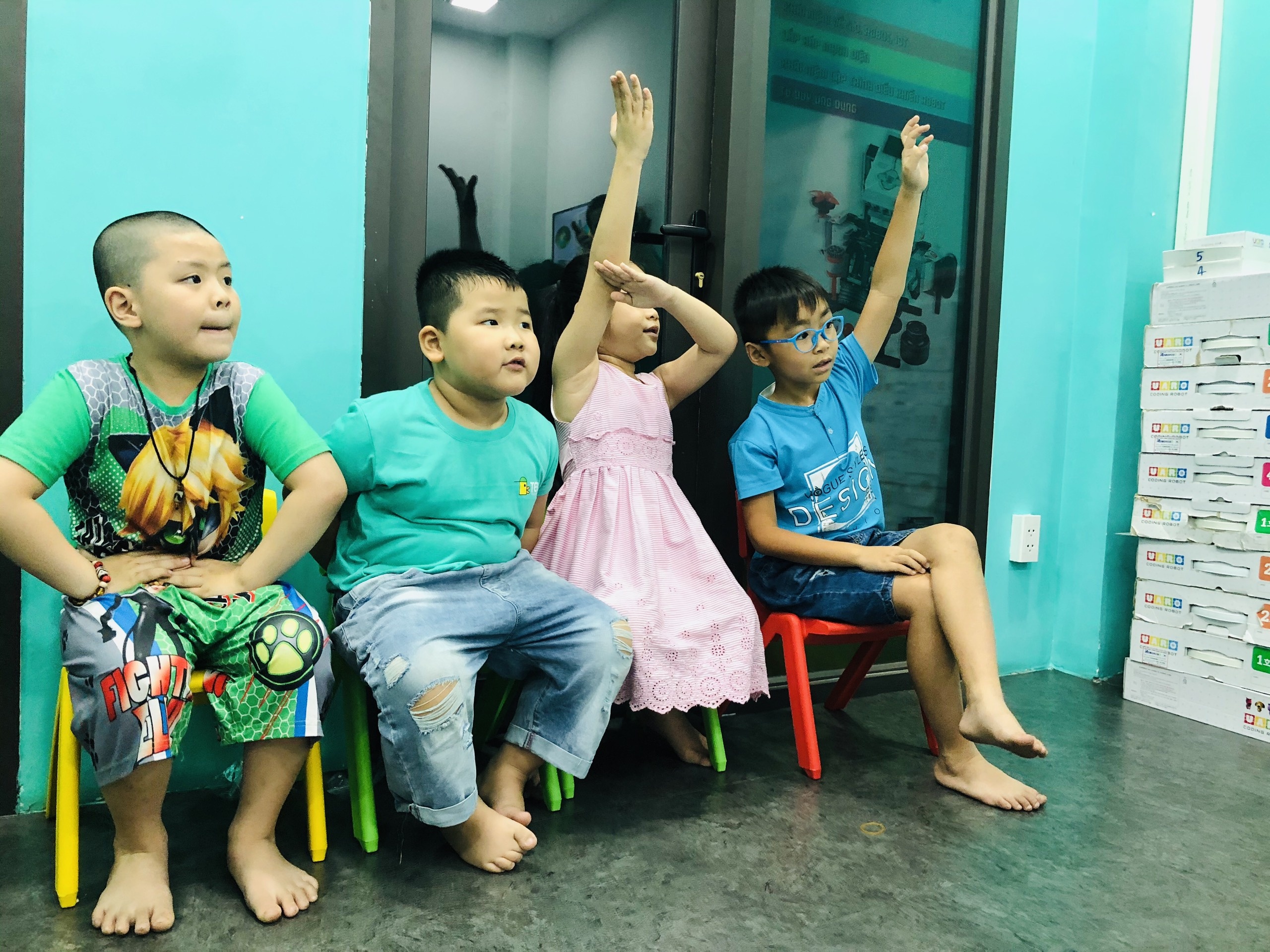 Phu huynh o TP.HCM chi tien trieu cho con hoc ve robot anh 2