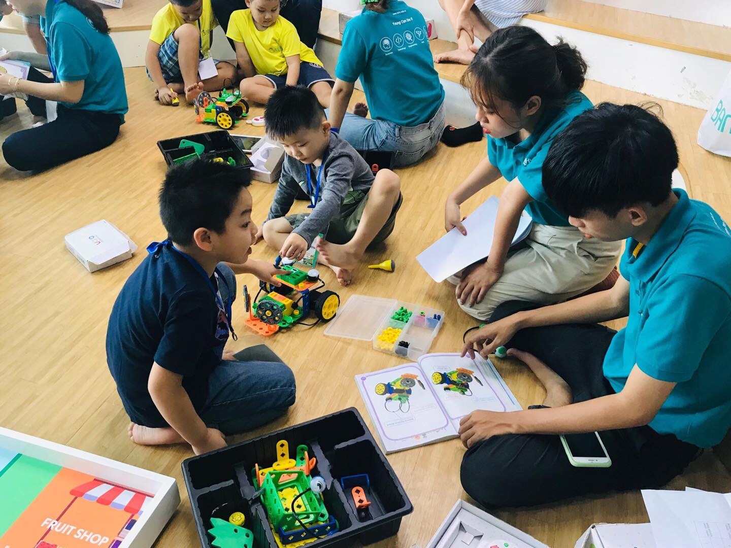 Phu huynh o TP.HCM chi tien trieu cho con hoc ve robot anh 3