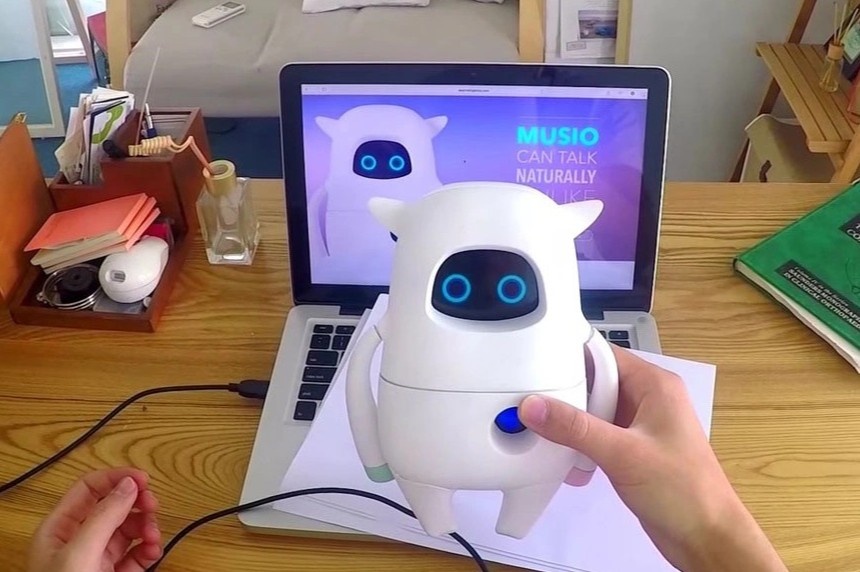 Phu huynh o TP.HCM chi tien trieu cho con hoc ve robot tu nho hinh anh