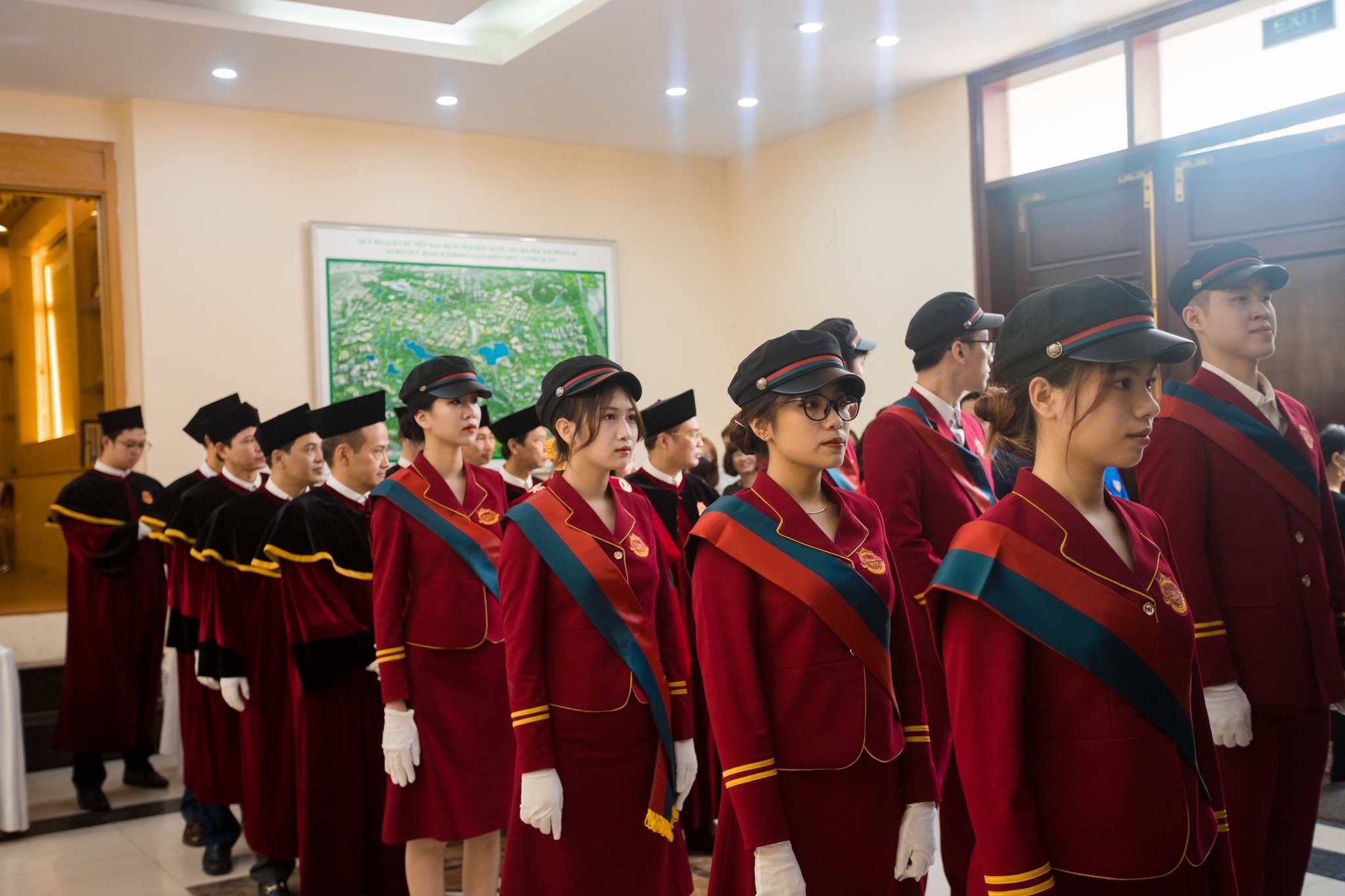 hiệu trưởng cầm quyền trượng ở lễ trao bằng ảnh 2 hieu truong cam quyen truong o le trao bang anh 2