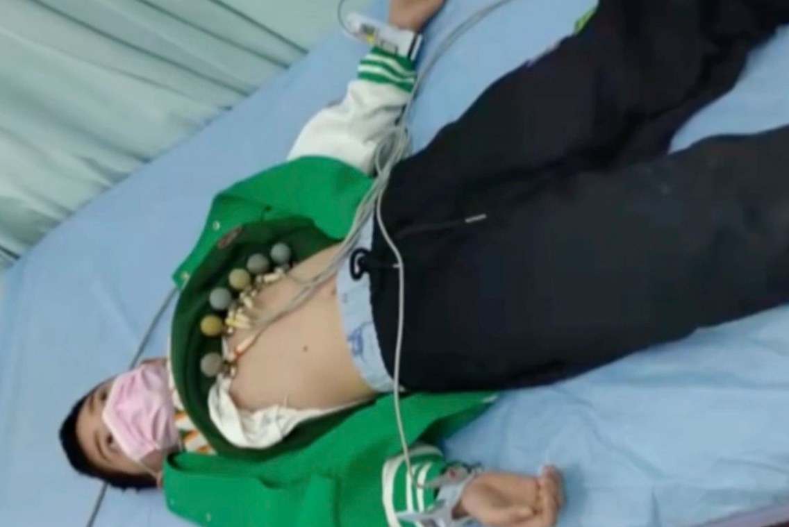 Cau be 10 tuoi hien tuy cuu me, dau don nhu bi kien can khap nguoi hinh anh