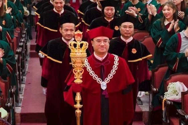 Yeu cau bao cao viec hieu truong cam quyen truong o le trao bang hinh anh