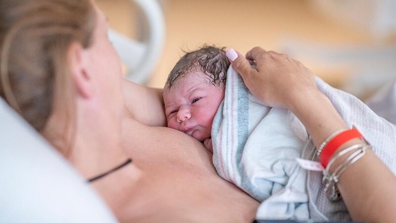 uu nhuoc diem giua sinh thuong va sinh mo anh 2