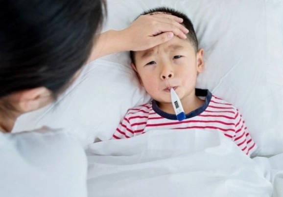 Dau hieu can dua tre bi soi toi benh vien hinh anh