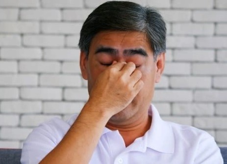 Nguoi dan ong nhin mo suot 4 thang vi voi nuoc rua xe ban vao mat hinh anh