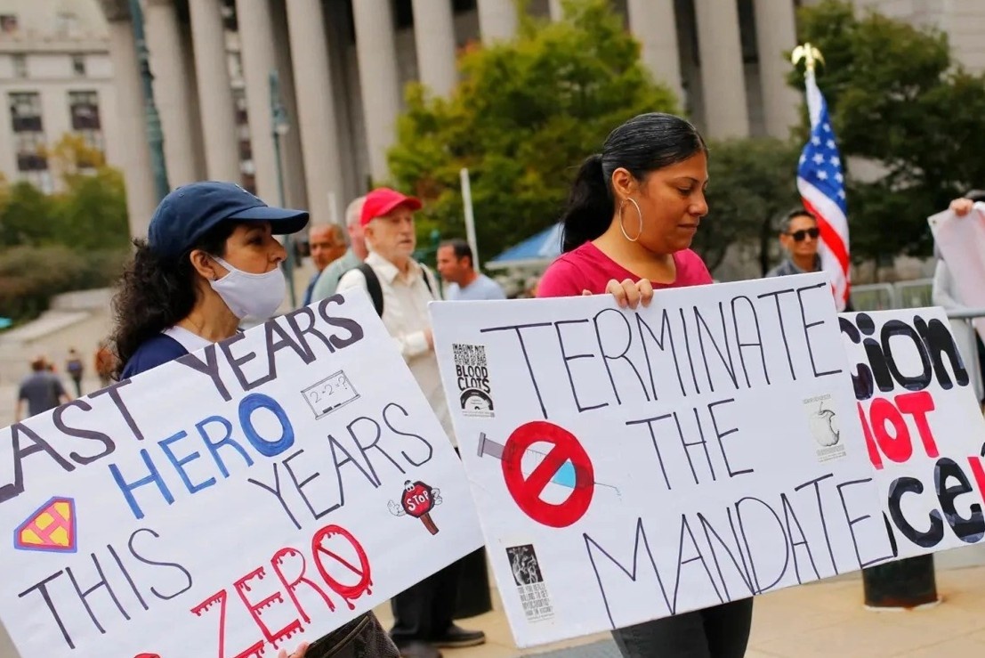 1.300 giao vien My phai lua chon tiem vaccine Covid-19 hoac nghi viec hinh anh