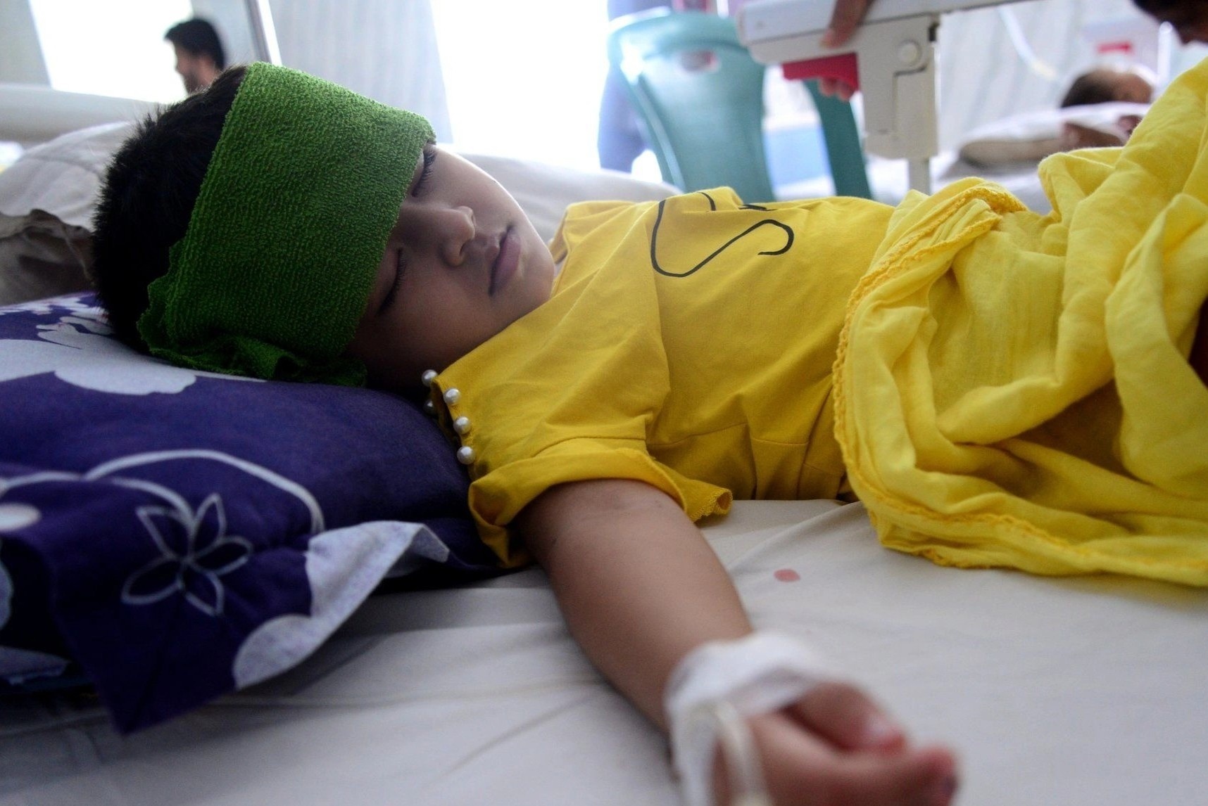 5 viec khong nen lam khi tre bi sot xuat huyet hinh anh