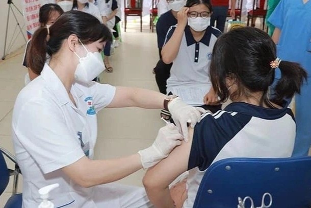 Tiem vaccine phong Covid-19 la cach bao ve tre em hieu qua hinh anh