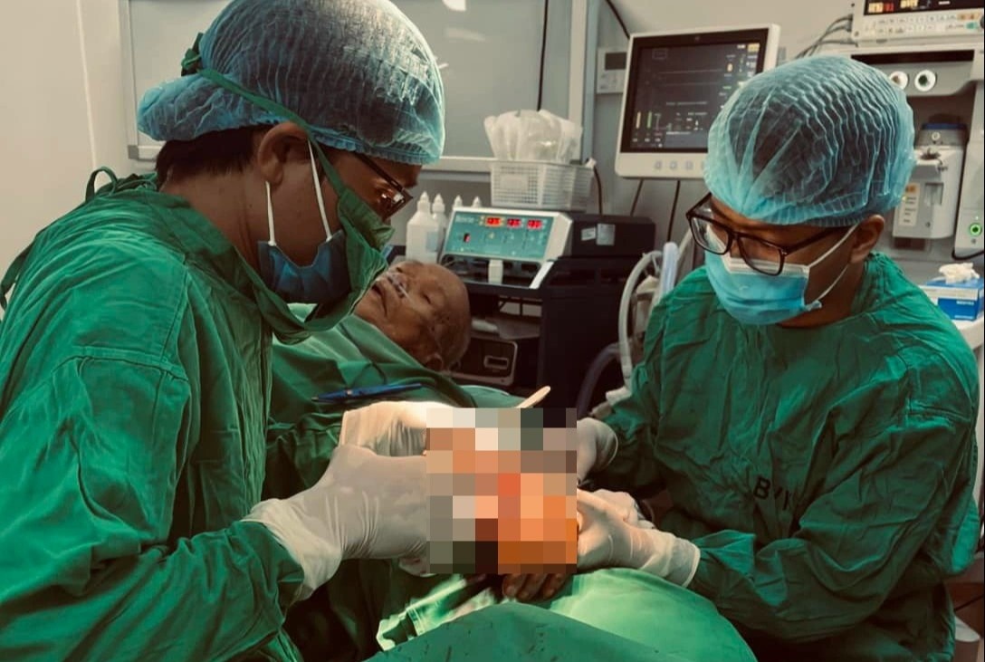Phau thuat thanh cong cho cu ong 107 tuoi mac ung thu da hinh anh