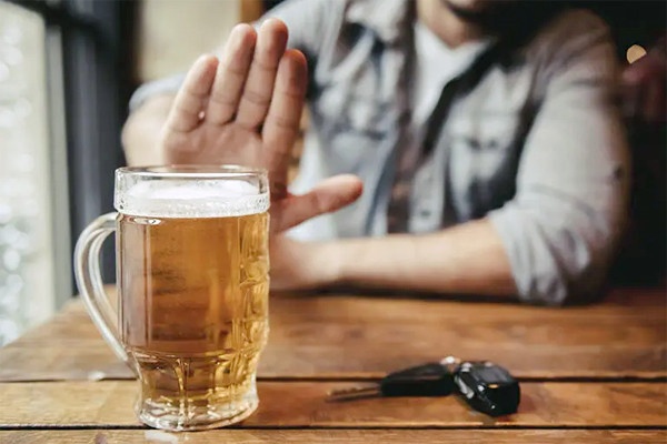 Nhung nguoi khong nen uong bia hinh anh