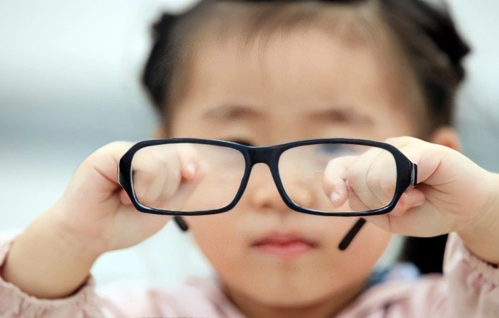 Caffeine co the lam cham su tien trien cua can thi o tre em hinh anh