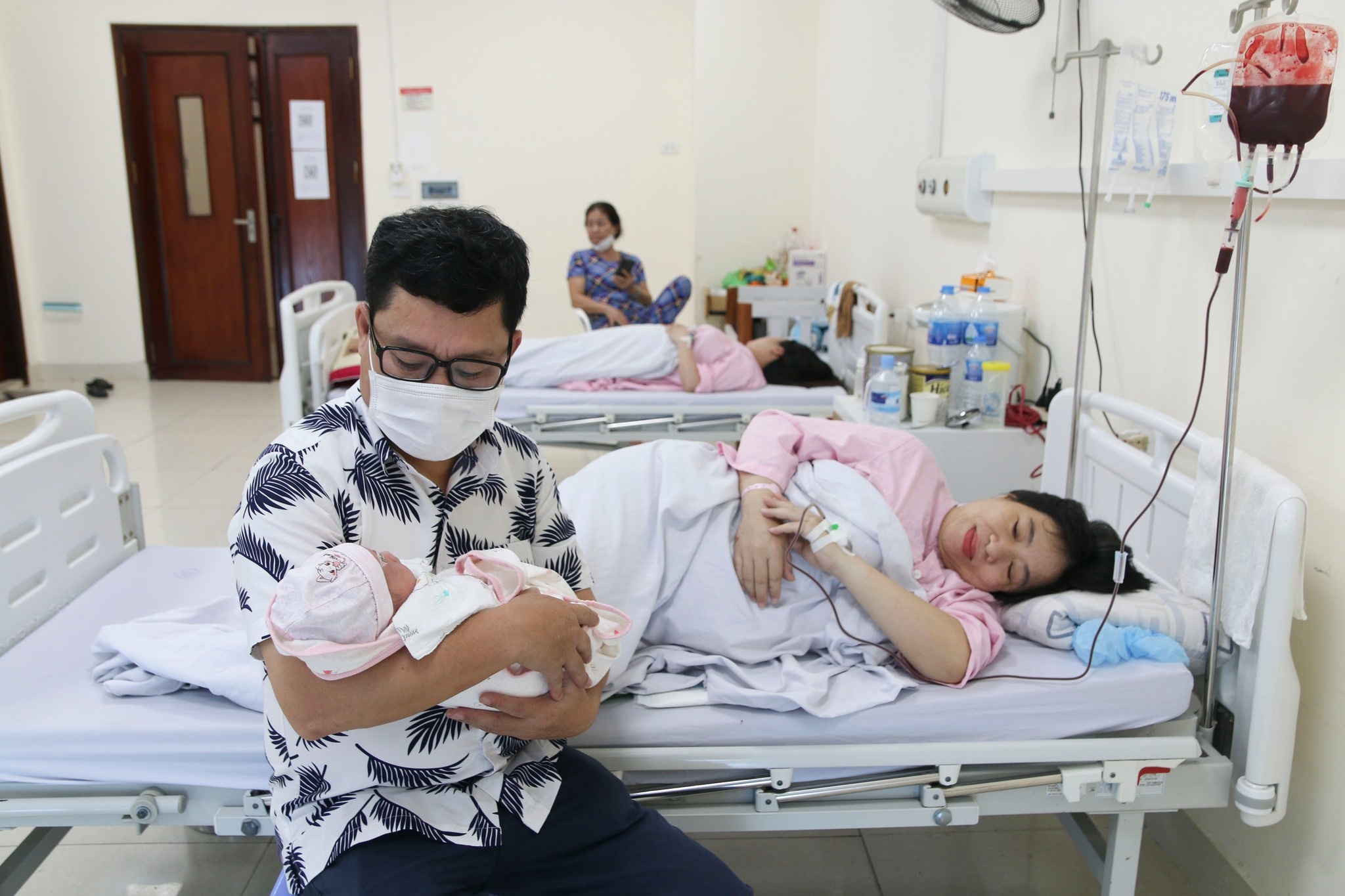 Nguoi phu nu sinh con sau 23 nam hiem muon hinh anh