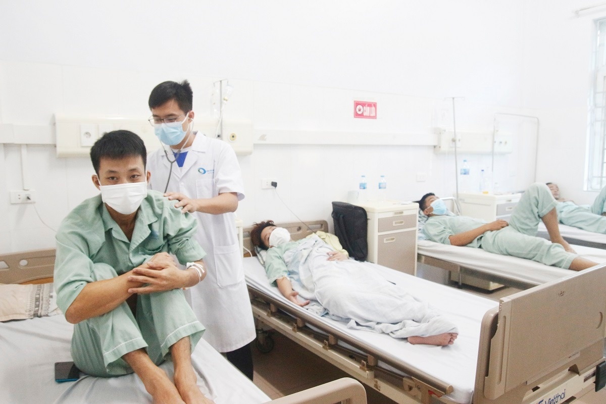 Khi bi sot, lam sao phan biet sot xuat huyet va cum mua? hinh anh