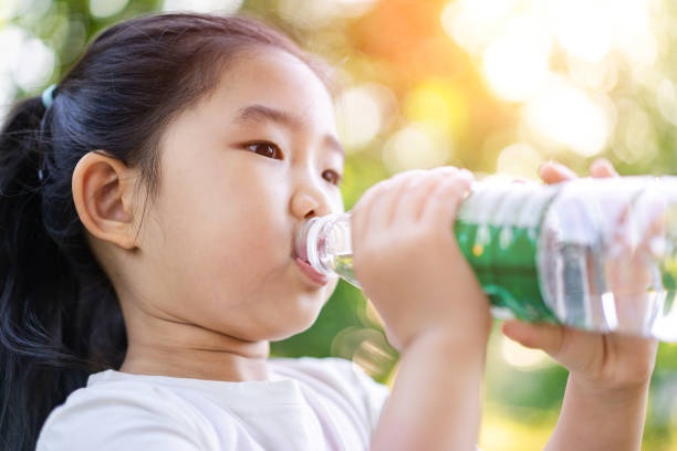 Luong nuoc tre nen uong du trong ngay hinh anh