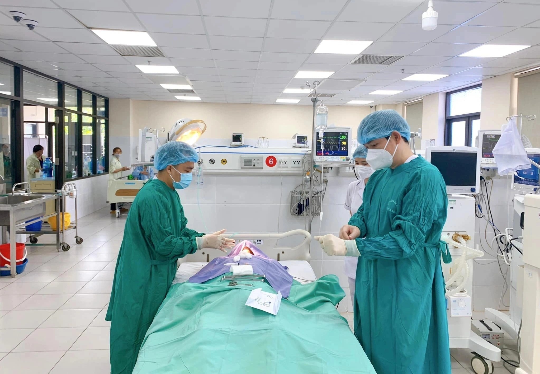 Nguoi cung nhu khuc go sau khi giam phai coc nhon hinh anh