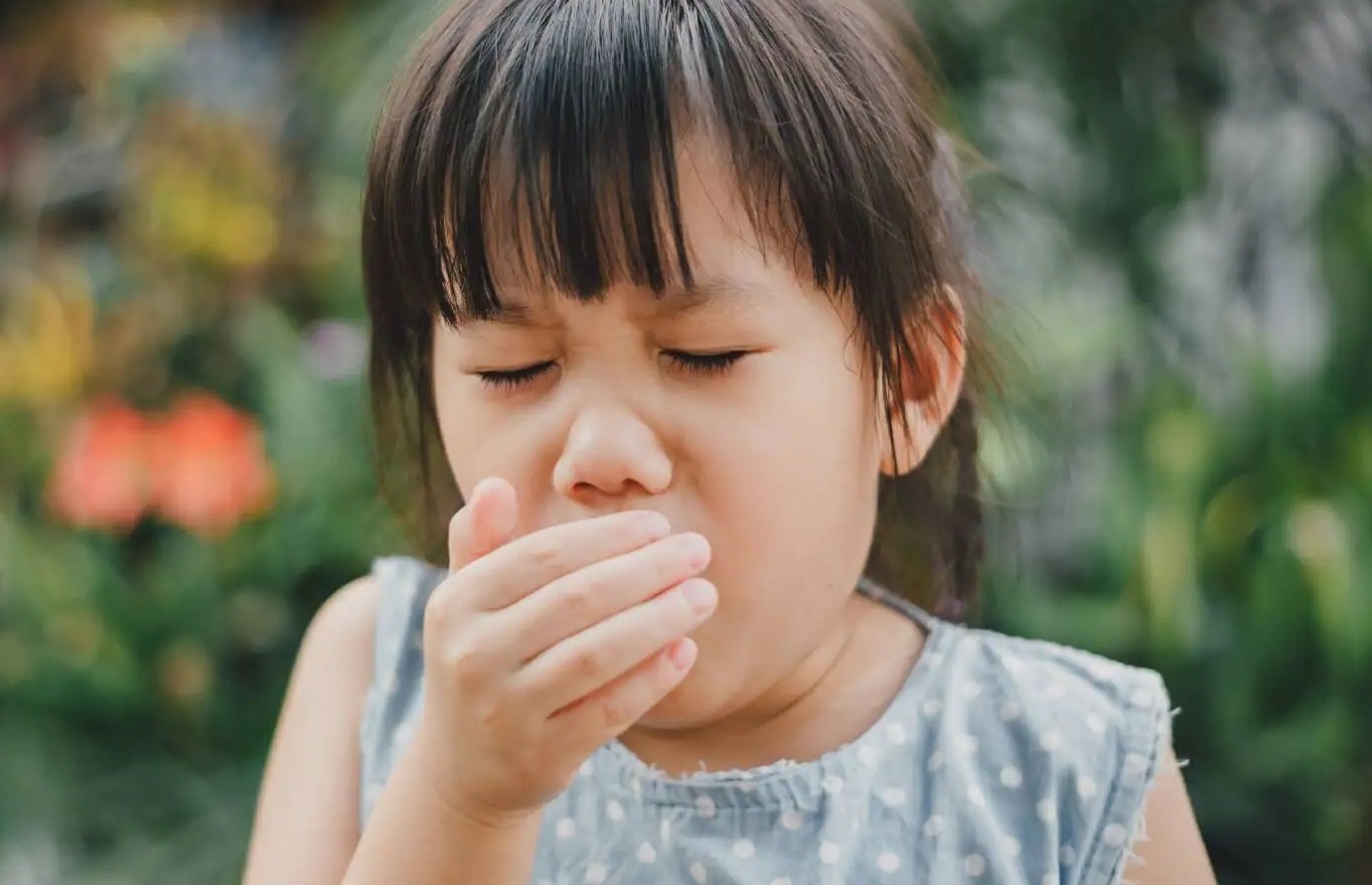 Hai cach giam con ho cho tre tai nha hinh anh