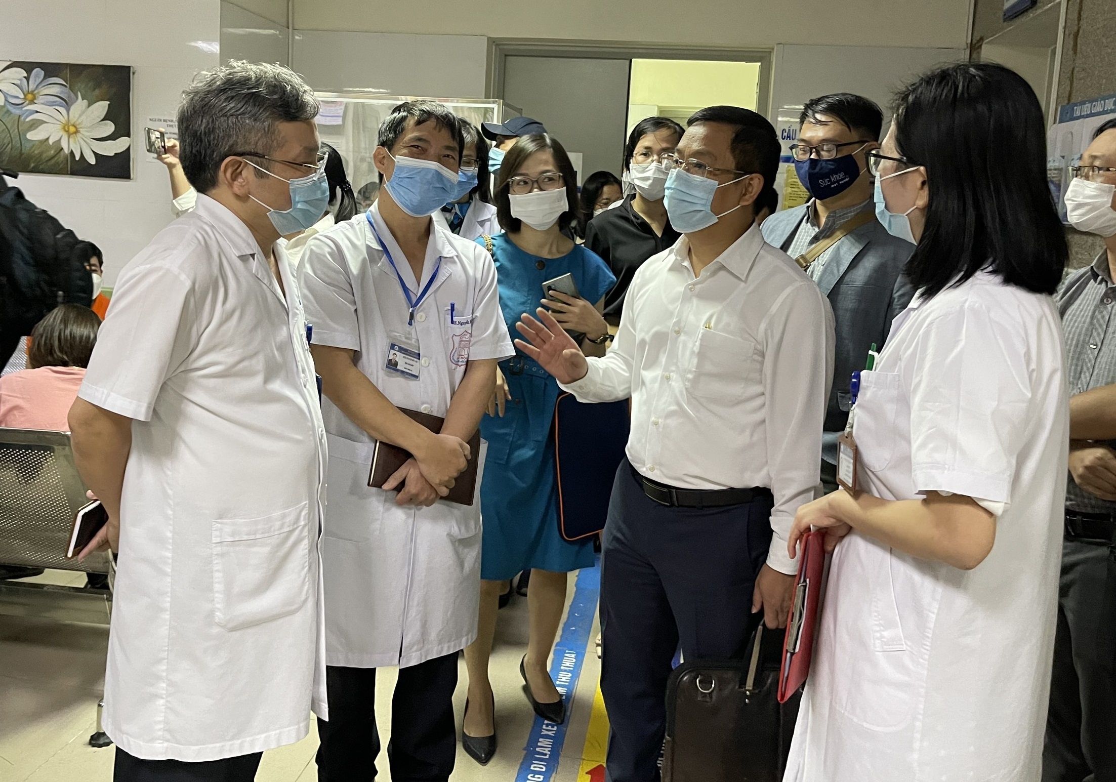 Hai co so tiep nhan nguoi benh dau mua khi o Ha Noi hinh anh