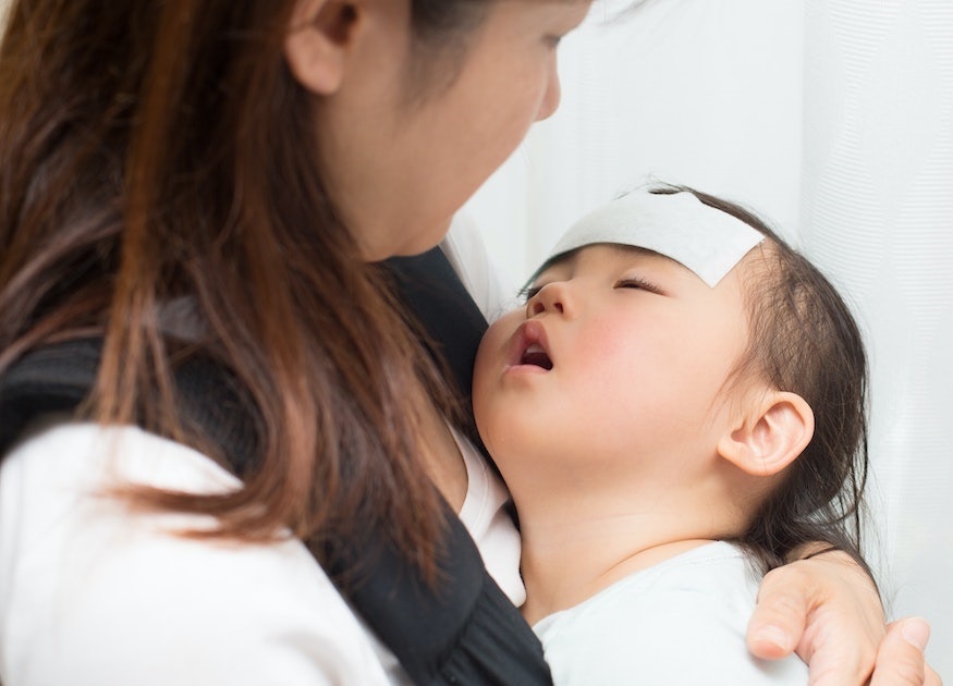 Dieu can tranh khi cham tre sot xuat huyet hinh anh