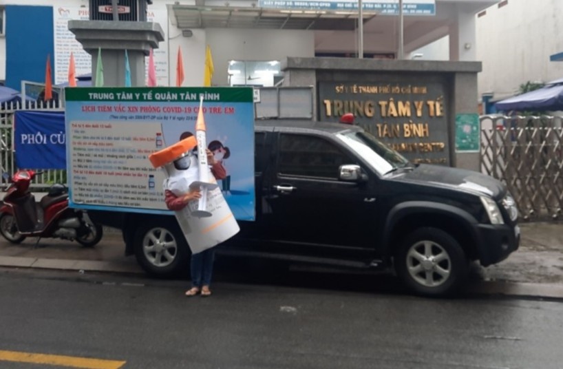 TP.HCM dung xe loa tuyen truyen tiem vaccine Covid-19 hinh anh