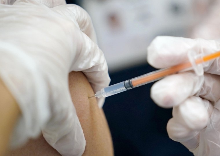 Thoi diem tre vi thanh nien can tiem nhac lai cac loai vaccine hinh anh