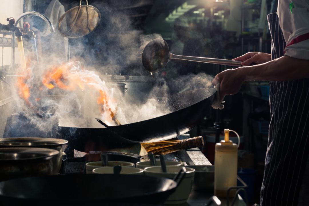 Thoi quen pho bien trong nha bep co the gay hai suc khoe hinh anh