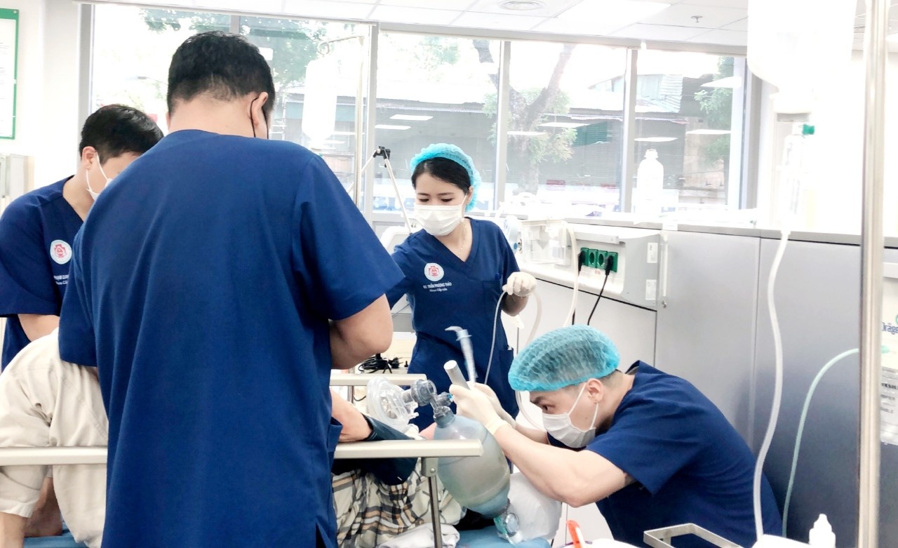 Cap cuu thanh nien 18 tuoi bi dam thau bung hinh anh