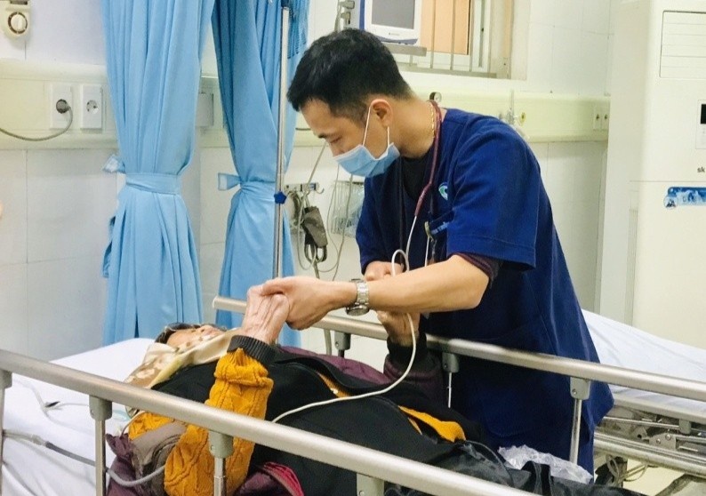 Cach phong cac dich benh mua dong cho nguoi gia, tre nho hinh anh