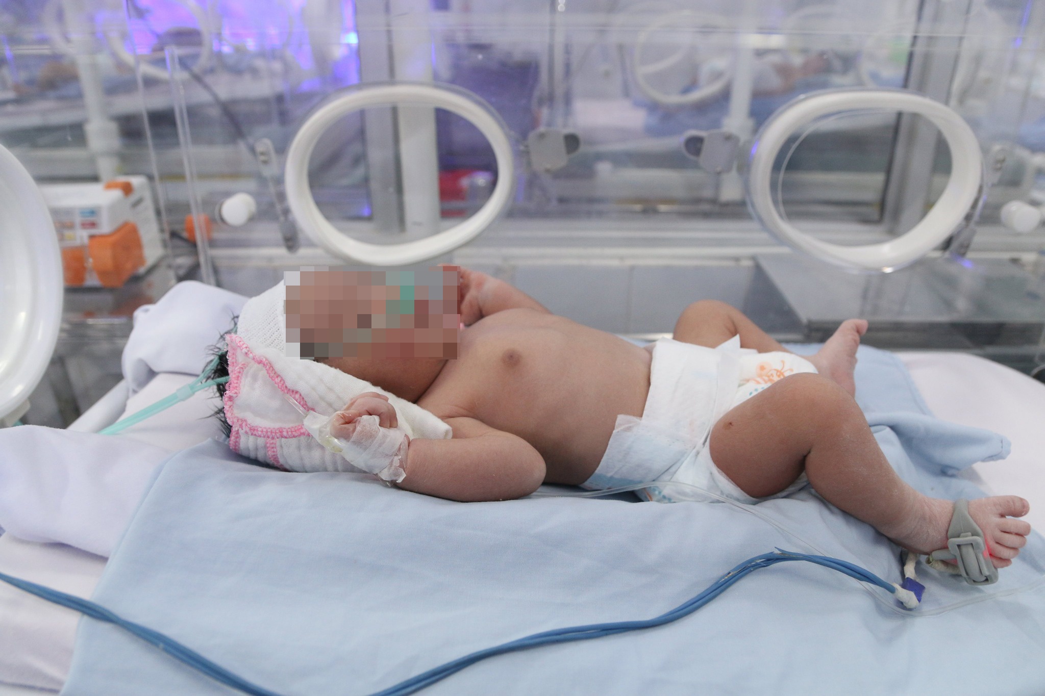 Cuu be so sinh bi bo roi gan nghia trang giua dem hinh anh