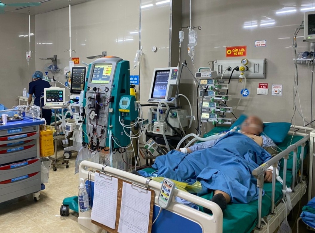 Nguoi dan ong co mau duc nhu sua khi nhap vien hinh anh