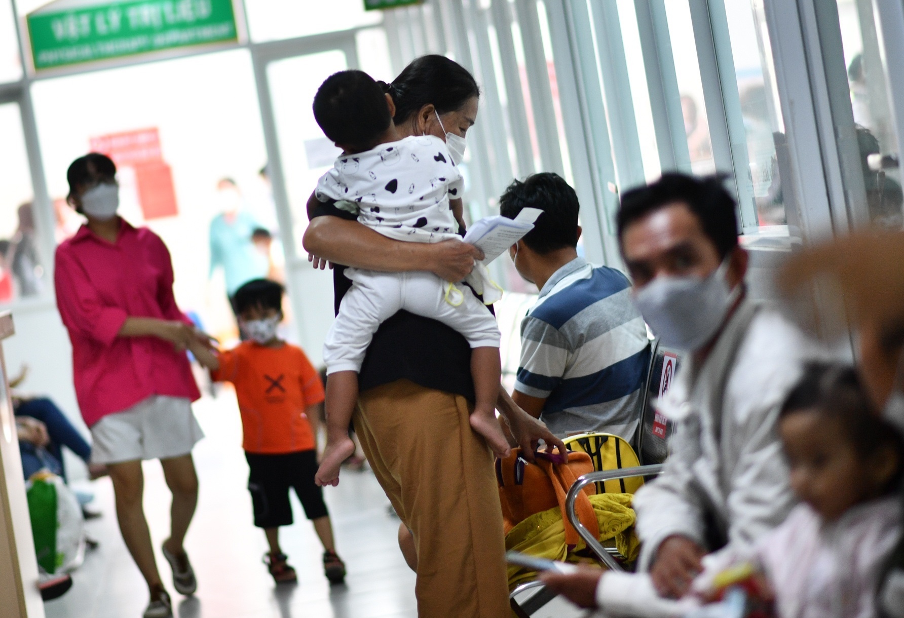 Nhung moi nguy hiem thuong gap voi tre nho ngay Tet hinh anh