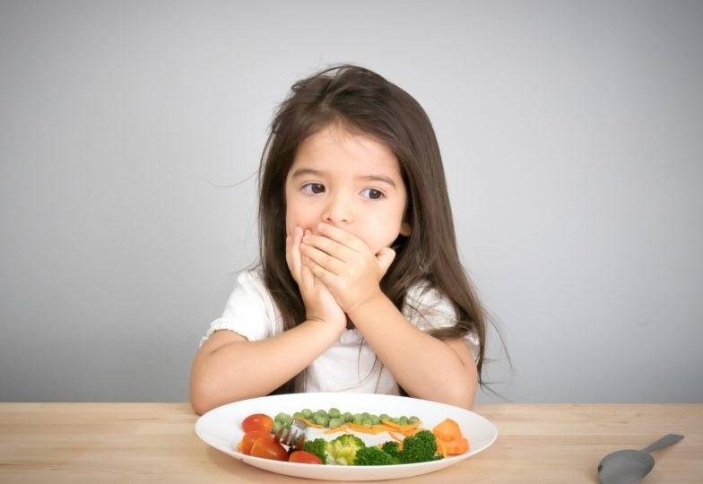 Lam gi khi tre khong chiu an thit? hinh anh