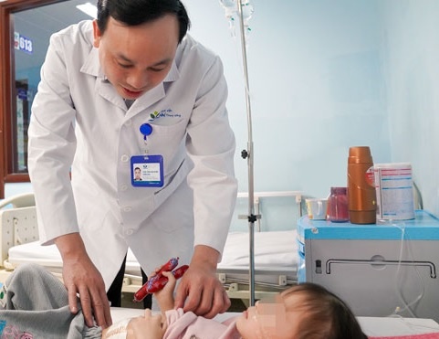 Be gai 3 tuoi mac benh ly xoan da day rat hiem gap hinh anh