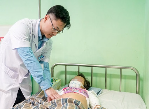 Be 10 tuoi vo than vi dap that lung vao bac cau thang hinh anh