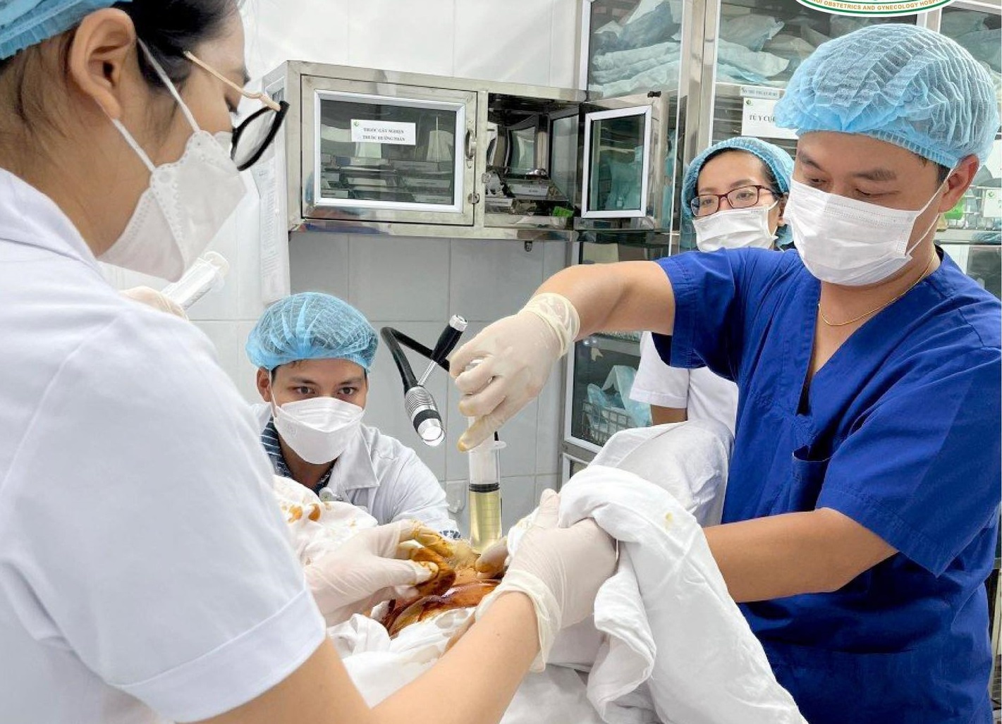 Thai phu phai rut 2 lit nuoc oi, 2 lan khau co tu cung de giu thai hinh anh