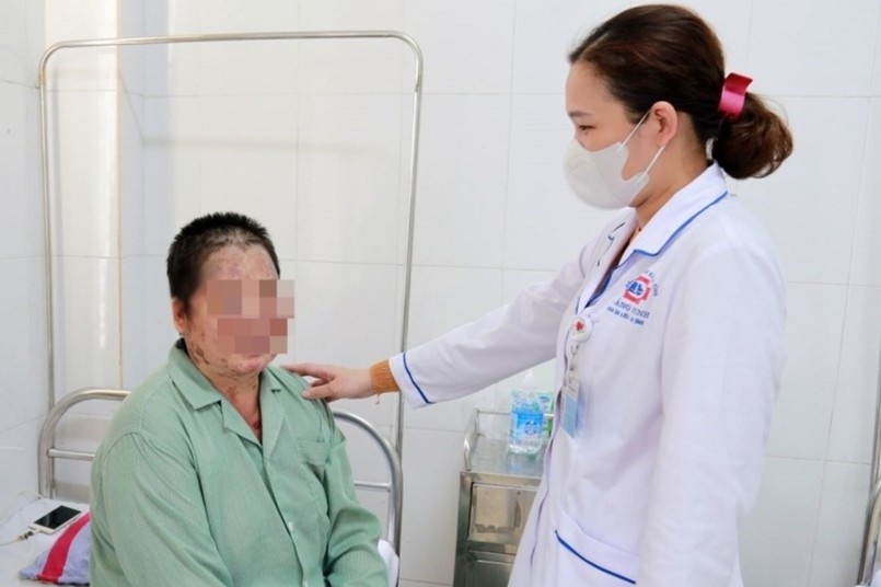 Nguoi phu nu bi lo loet toan than do tam la chua benh hinh anh