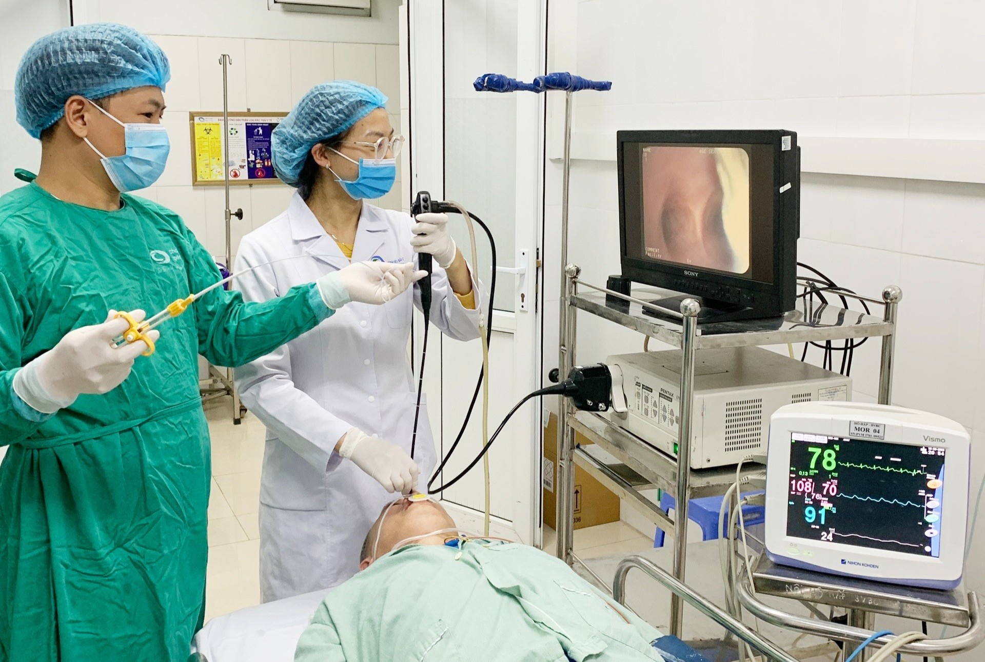 Nguoi dan ong nuot nham rang gia vao phe quan hinh anh