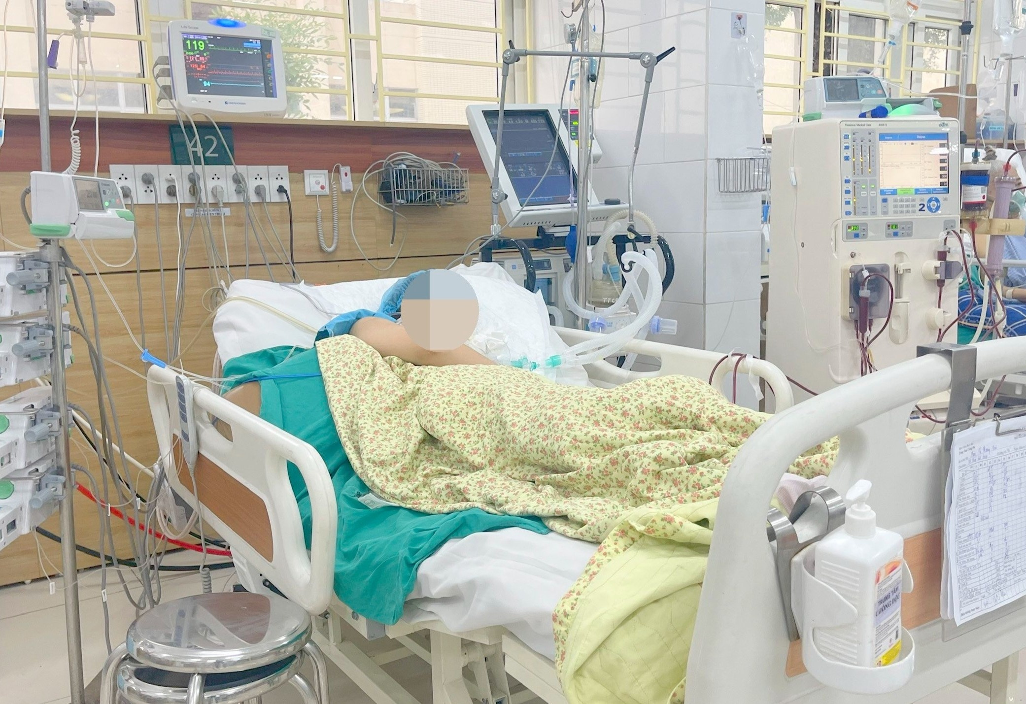 Co gai co giat, hon me sau khi uong loai thuoc da bi cam hinh anh