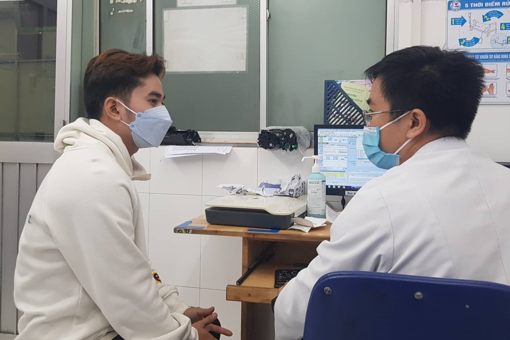 Nhieu ban tre loay hoay chua benh nguoi gia hinh anh