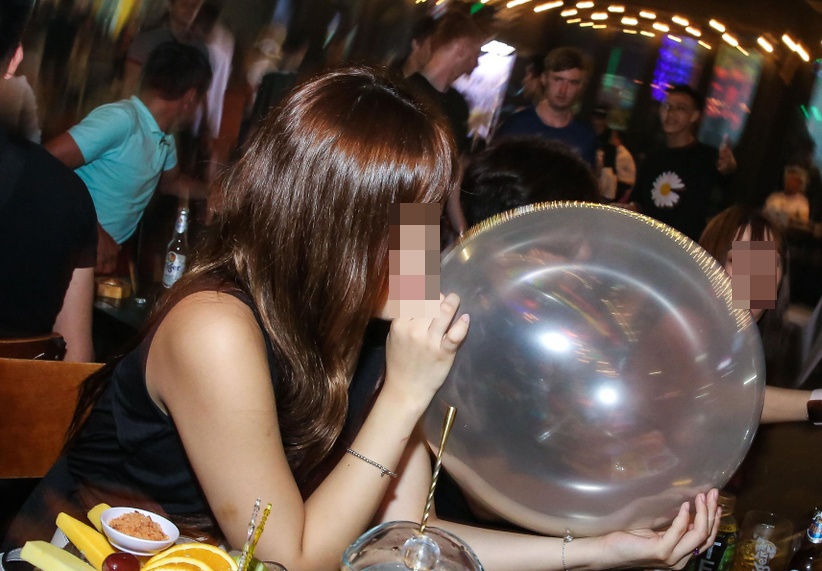 Co gai 25 tuoi bi yeu liet tu chi do dung bong cuoi hinh anh