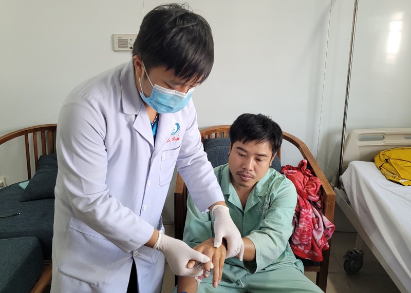 Chiu dau suot 6 nam vi khoi u hiem gap duoi mong tay hinh anh