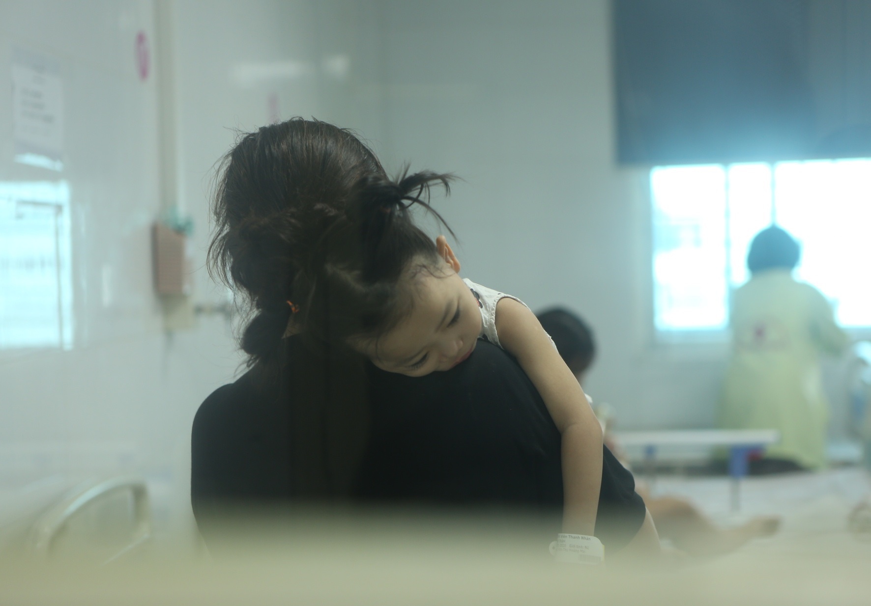 Benh vien o Ha Noi kin giuong vi tre mac benh duong ho hap hinh anh