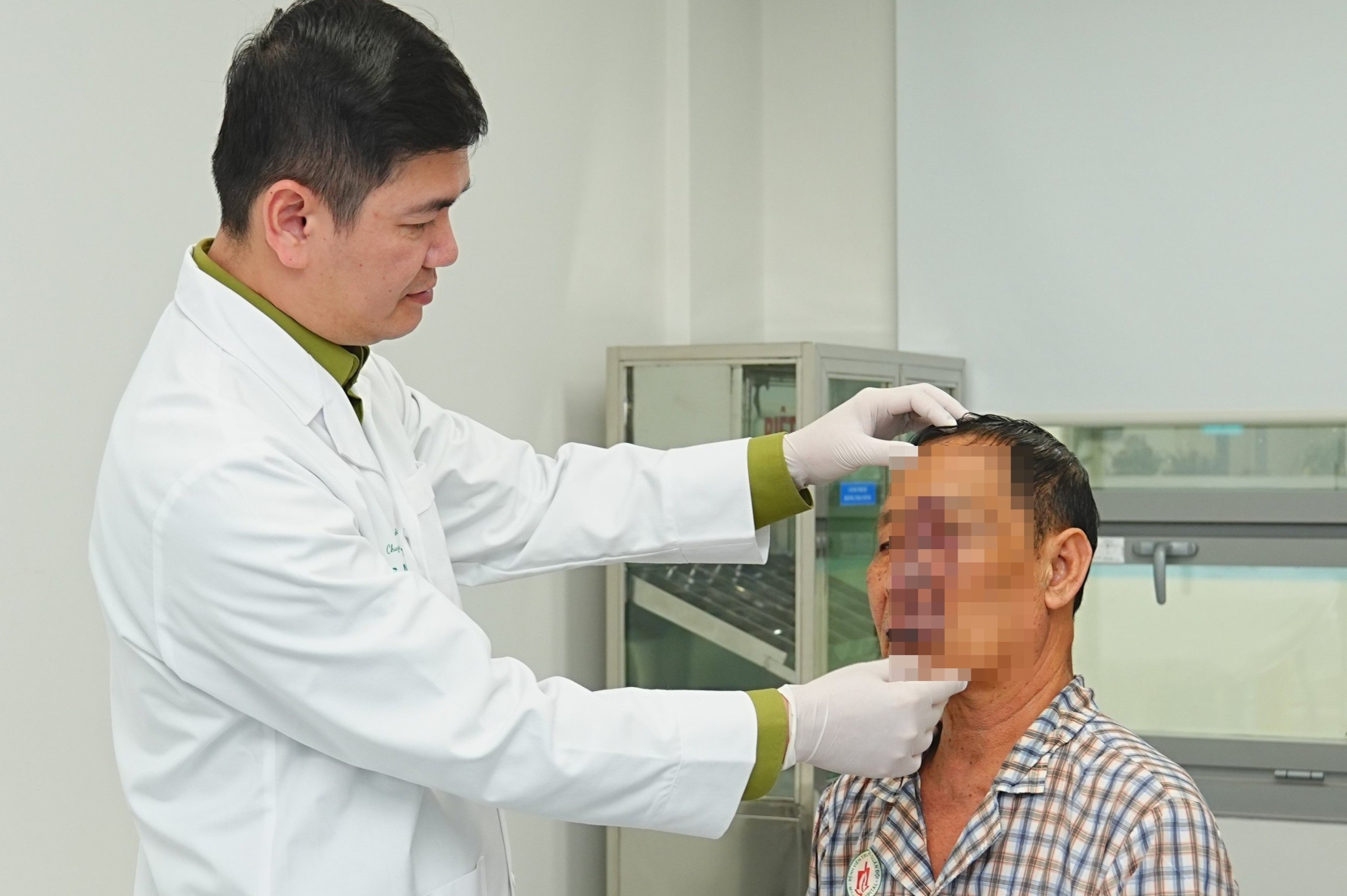 Khoi u nhu 'chum nho' ton tai 20 nam tren mat nguoi dan ong hinh anh