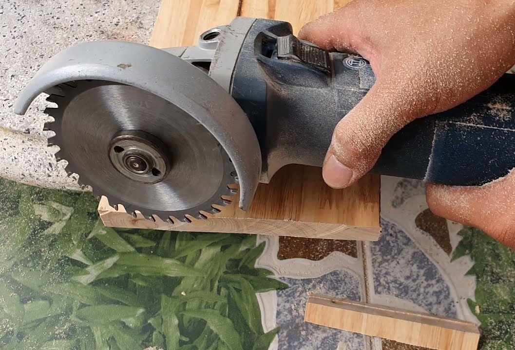 Ba nguoi bi may cua cat vao tay hinh anh