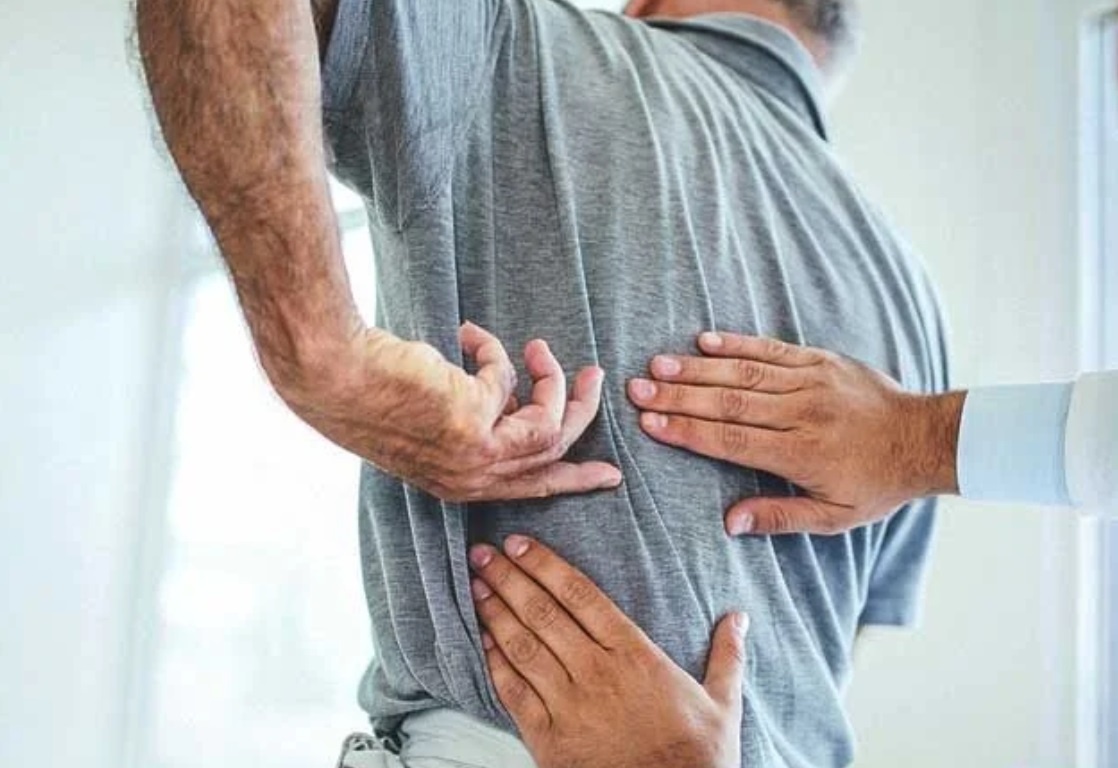 Nguoi dan ong phat hien ung thu gan tu dau hieu o ha suon phai hinh anh