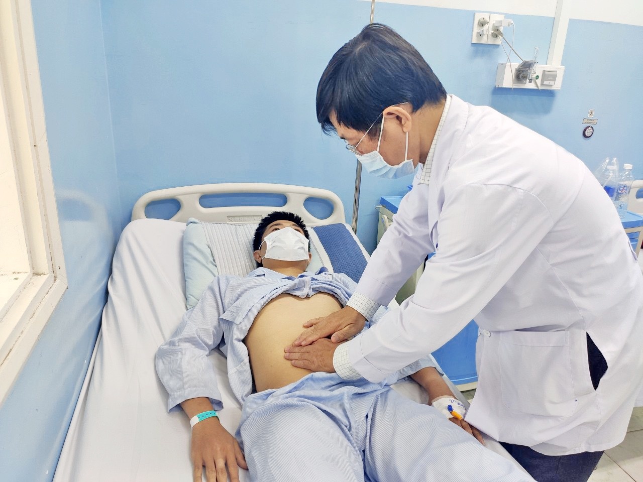 Nam thanh nien suyt mat mang vi vo u than hinh anh