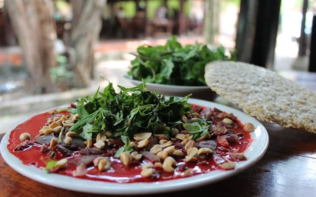 Hai nguoi dan ong nguy kich sau khi mo lon, an tiet canh hinh anh