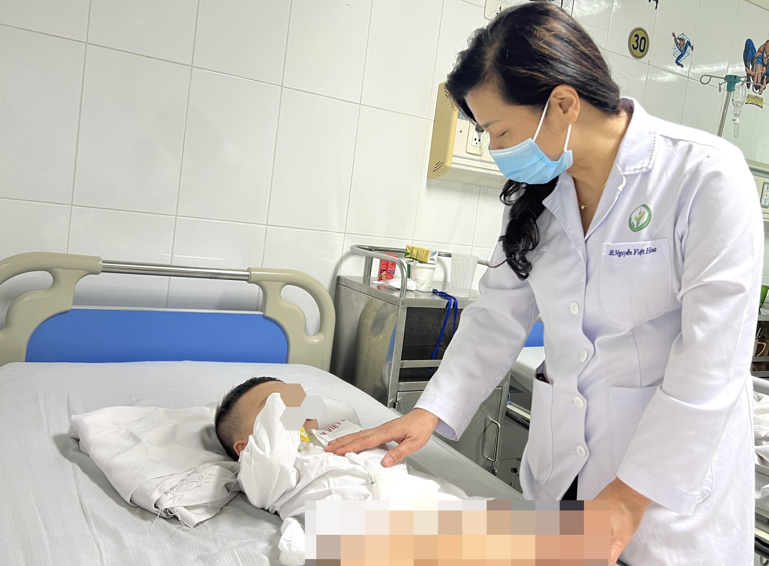 Be trai bi nham lan gioi tinh hinh anh