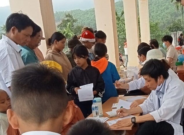 Hang tram nguoi o mien nui Quang Ngai mac benh ghe hinh anh